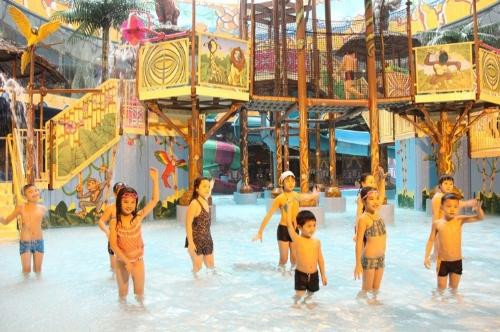 Lớp học kỹ năng bơi lội thu hút nhiều bạn nhỏ.