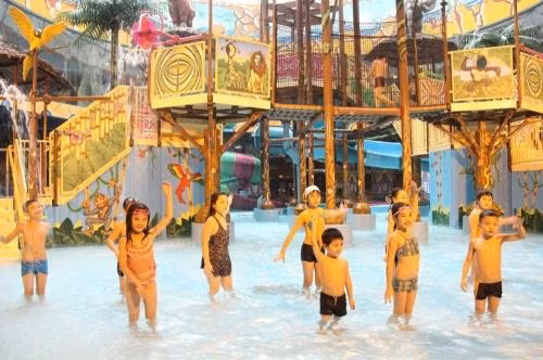 Lớp học kỹ năng bơi lội thu hút nhiều bạn nhỏ.