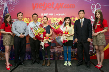 Những hành khách may mắn nhận được vé miễn phí trên chuyến bay "chắp cánh yêu thương".