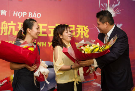 Hành khách Cao Yến Vi nhận quà từ đại diện hãng hàng không Vietjet.