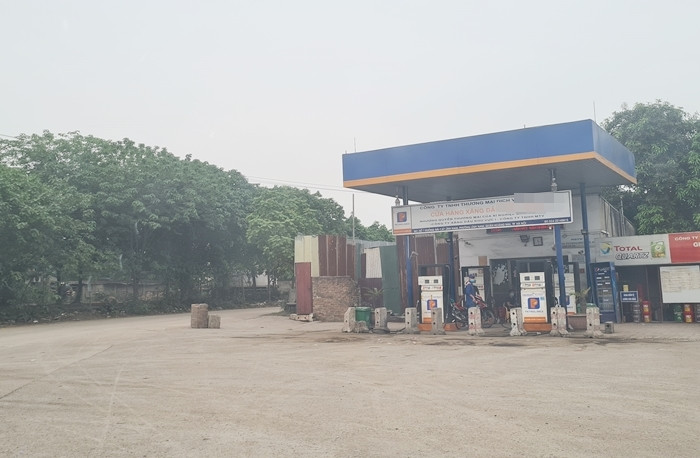 Thời gian gần đây, nhiều người dân tham gia giao thông không khỏi bức xúc trước tình trạng, những chiếc xe “hổ vồ” chở cát từ bãi tập kết ở Cảng Thanh Trì (trực thuộc Công ty TNHH Sản xuất và Thương mại H.P. - trụ sở tại phố Định Công, phường Định Công, quận Hoàng Mai, TP Hà Nội), có dấu hiệu cơi nới thành thùng, quá khổ, quá tải nhưng vẫn ngang nhiên chạy ầm ầm mà không bị lực lượng chức năng sở tại ngăn chặn, xử lý.