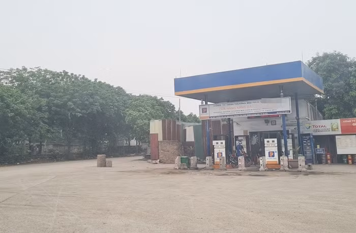 Thời gian gần đây, nhiều người dân tham gia giao thông không khỏi bức xúc trước tình trạng, những chiếc xe “hổ vồ” chở cát từ bãi tập kết ở Cảng Thanh Trì (trực thuộc Công ty TNHH Sản xuất và Thương mại H.P. - trụ sở tại phố Định Công, phường Định Công, quận Hoàng Mai, TP Hà Nội), có dấu hiệu cơi nới thành thùng, quá khổ, quá tải nhưng vẫn ngang nhiên chạy ầm ầm mà không bị lực lượng chức năng sở tại ngăn chặn, xử lý.