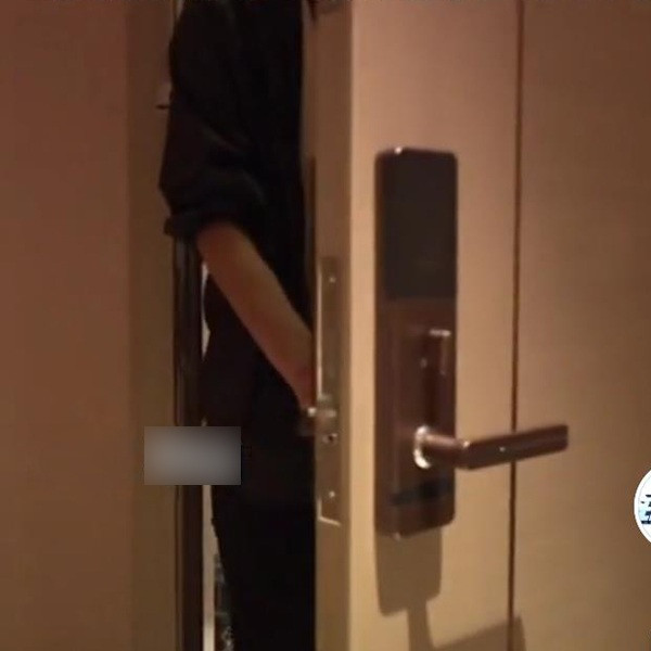 Den tham chi gai, toi rung minh truoc nhung gi nhin thay qua khe cua