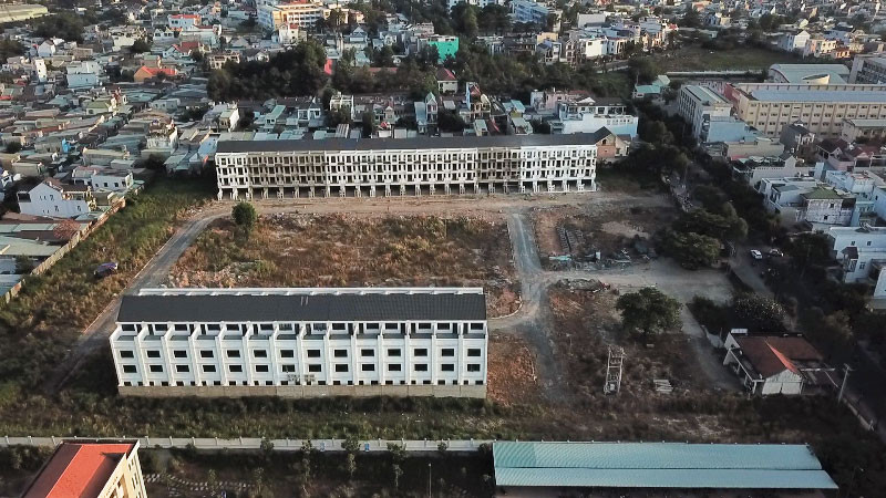 Năm 2017, dự án tiếp tục điều chỉnh chấp thuận chủ trương từ 235 căn lên 325 căn nhà của dự án có tổng diện tích xây dựng hơn 54.000 m2. Vốn đầu tư lúc này dự kiến hơn 717 tỷ đồng. (Ảnh: Nhân Dân).