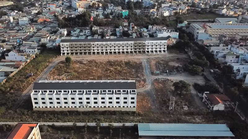 Năm 2017, dự án tiếp tục điều chỉnh chấp thuận chủ trương từ 235 căn lên 325 căn nhà của dự án có tổng diện tích xây dựng hơn 54.000 m2. Vốn đầu tư lúc này dự kiến hơn 717 tỷ đồng. (Ảnh: Nhân Dân).