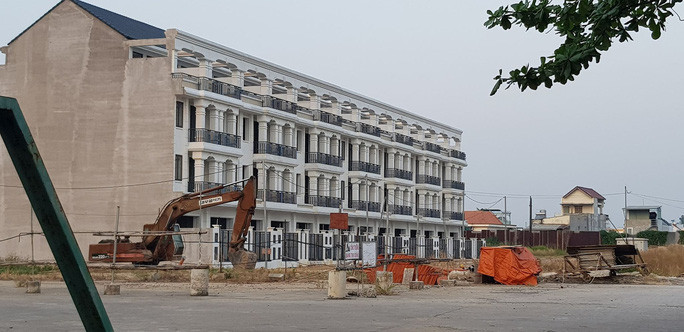 Tuy nhiên từ năm 2016, dự án lại có chủ trương triển khai xây 144 căn chung cư; 77 căn nhà liên kề và 44 căn nhà biệt thự với tổng diện tích hơn 44.000 m2; vốn đầu tư hơn 402 tỷ đồng, trong đó vốn doanh nghiệp 20%, thu hồi gần 2,3ha đất của Dofico giao cho Bidaco, với thời hạn 50 năm. (Ảnh: Người lao động).