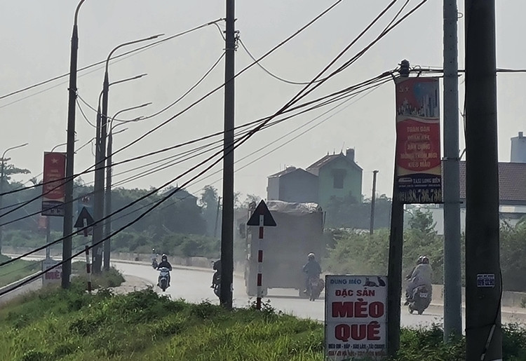 “Binh đoàn” xe gắn logo Hưng Phát có dấu hiệu cơi nới thành thùng... tung hoành đường đê sông Hồng “Binh doan” xe gan logo Hung Phat co dau hieu coi noi thanh thung... tung hoanh duong de song Hong