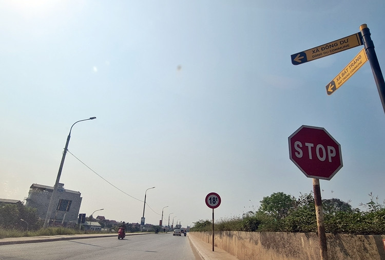 Những chiếc xe chở cát gắn logo Hưng Phát lên tới hàng chục tấn, chạy rầm rầm, bất chấp đoạn đường đê sông Hồng gắn biển cấm các xe có tổng trọng tải trên 18 tấn lưu thông.