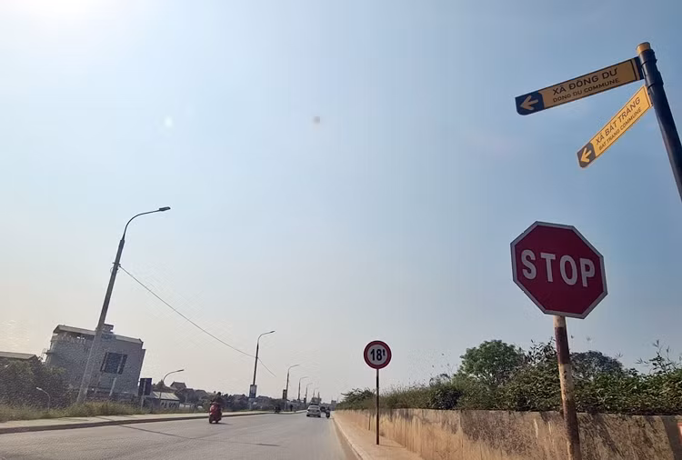 Những chiếc xe chở cát gắn logo Hưng Phát lên tới hàng chục tấn, chạy rầm rầm, bất chấp đoạn đường đê sông Hồng gắn biển cấm các xe có tổng trọng tải trên 18 tấn lưu thông.