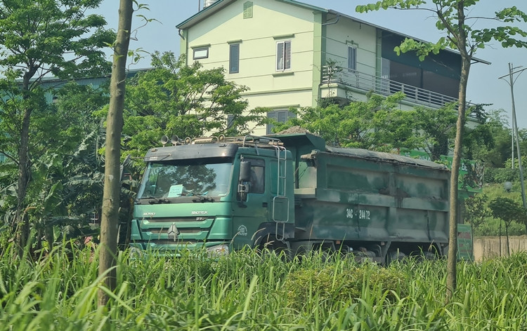 Thời điểm phóng viên ghi nhận, phát hiện những chiếc xe tải được gắn logo “Hưng Phát” còn có dấu hiệu cơi nới thành thùng, để chở nhiều cát hơn.