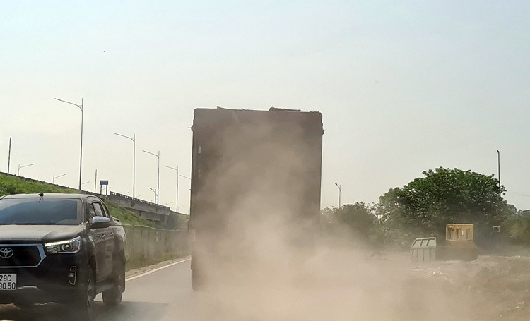 Xe chở cát gắn logo "Hưng Phát" phóng “bạt mạng” trên đường.