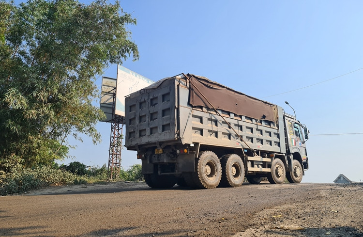 Thời gian vận chuyển cát của những xe tải được gắn logo “Hưng Phát” trung bình cách nhau khoảng từ 5-10 phút/chuyến.