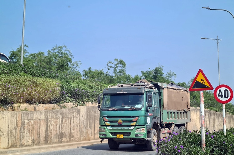 Dù những chiếc xe tải chở cát có dấu hiệu cơi nới thành thùng, chở vượt quá tải trọng nhưng thời điểm phóng viên ghi nhận (từ sáng sớm 9/4/2022, đến trưa cùng ngày) không thấy bóng dáng lực lượng Công an huyện Gia Lâm, Đội Thanh tra Giao thông huyện Gia Lâm có mặt để ngăn chặn, xử lý?