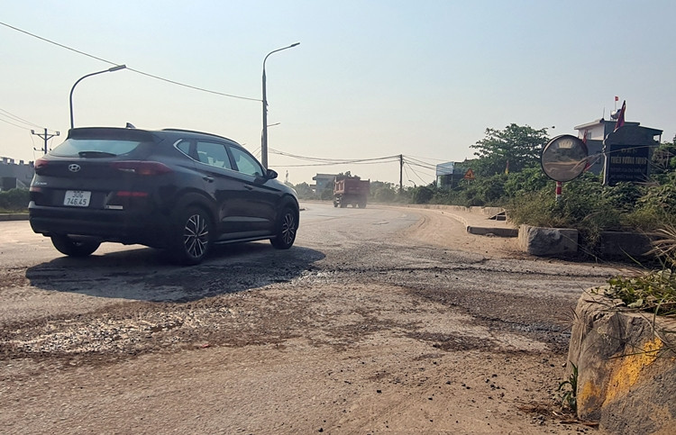 Tại khu vực vào bãi tập kết cát nhiều vị trí đường cũng bị hư hỏng, xuống cấp vì xe tải chở cát tạo thành bẫy nguy hiểm cho người đi đường, đặc biệt là phương tiện xe máy.