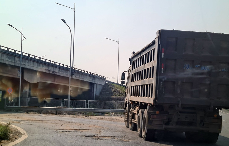 Tại nhiều đoạn đường mà các xe tải chở cát gắn logo Hưng Phát đi qua, đều thấy bị hư hỏng kết cấu hạ tầng giao thông đường bộ.