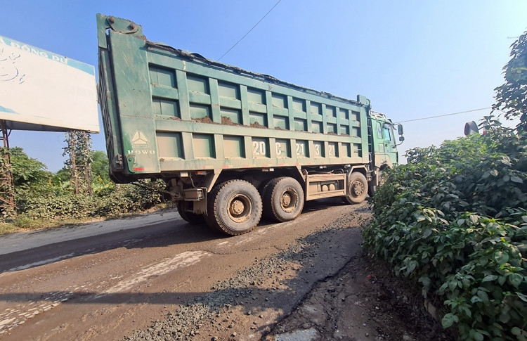 Mỗi ngày đoạn đê sông Hồng (xã Đông Dư) phải oằn mình “cõng” những chiếc xe tải chở cát gắn logo Hưng Phát có dấu hiệu cơi nới thành thùng, quá khổ, quá tải chạy rầm rộ. Báo Tri thức và Cuộc sống tiếp tục thông tin.