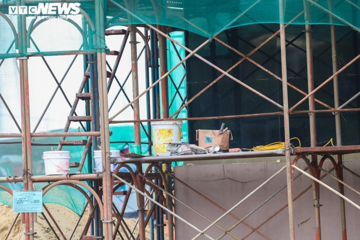 Đến nay, sau hơn 10 năm dự án mới chỉ hoàn thành phần thô của khách sạn 4 sao, các hạng mục khác cũng đều đang thực hiện dở dang như: San lấp mặt bằng đạt khoảng 50% khối lượng; xây dựng các tuyến đường giao thông nội bộ đạt khoảng 50%... (Ảnh: VTC News).