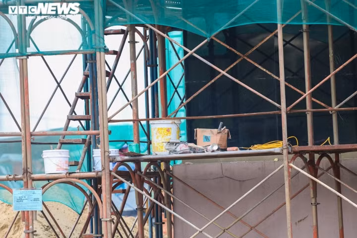 Đến nay, sau hơn 10 năm dự án mới chỉ hoàn thành phần thô của khách sạn 4 sao, các hạng mục khác cũng đều đang thực hiện dở dang như: San lấp mặt bằng đạt khoảng 50% khối lượng; xây dựng các tuyến đường giao thông nội bộ đạt khoảng 50%... (Ảnh: VTC News).