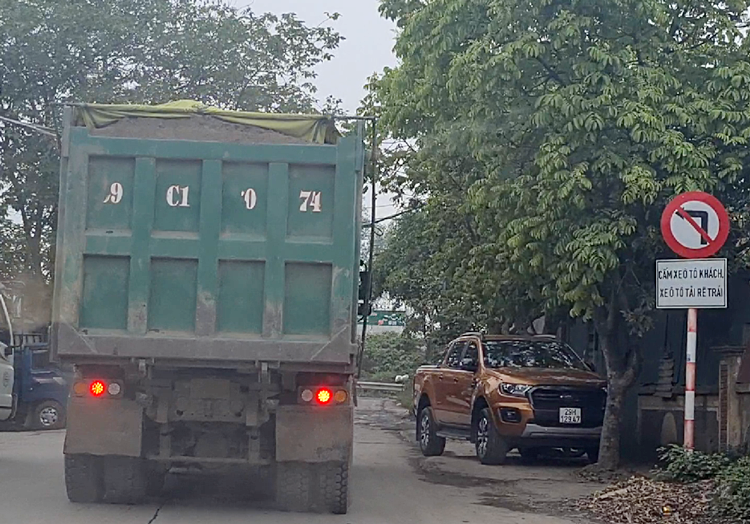 Tại đoạn đường này, cơ quan chức năng đã cắm biển: “Cấm xe ô tô khách, xe ô tô tải rẽ trái”. Thế nhưng, những chiếc xe chở cát nghi quá khổ vẫn "băng băng" để lên cầu Thanh Trì.