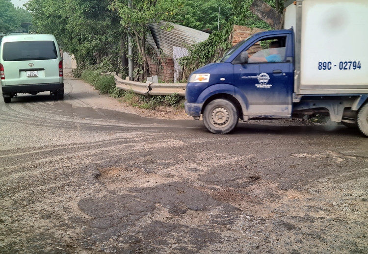 Không khó để nhìn thấy, đường rẽ lên cầu Thanh Trì bị những chiếc xe tải trọng lớn chở cát “cày nát”. Những “ổ voi, “ổ gà” xuất hiện nham nhở trên mặt đường giống như cái bẫy chờ trực người và phương tiện, tiềm ẩn nguy cơ tai nạn chết người.