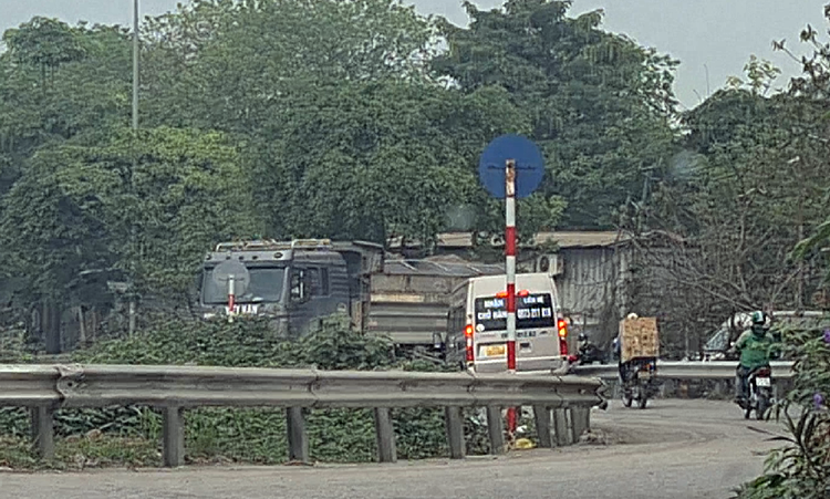 Chỉ cần vài giờ, phóng viên đã ghi nhận hàng trăm lượt xe “hổ vồ” có biểu hiện quá khổ, quá tải hoạt động rầm rộ tại khu vực này.