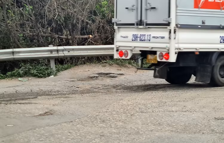 Kết cấu đoạn đường bị phá hỏng, mặt đường lồi lõm nhiều vị trí, taluy thì siêu vẹo.