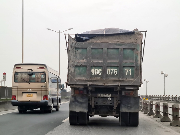 Xe siêu trường, siêu trọng, có biểu hiện quá tải hoạt động rầm rộ nhưng không thấy bóng dáng lực lượng chức năng?