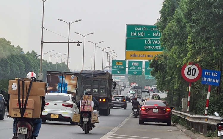 Đi qua Cầu Thanh Trì, những chiếc xe trọng tải lớn này tiếp tục di chuyển vào tuyến đường gom thuộc địa bàn huyện Gia Lâm, rồi đi đến một dự án bất động sản nằm trên địa bàn Hưng Yên.