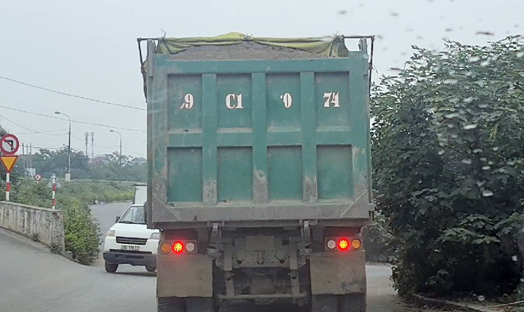 Di chuyển quãng đường khoảng 300m trên đường đê Nguyễn Khoái (tính từ cửa hàng xăng dầu Việt Vương), những chiếc xe siêu trường, siêu trọng, có biểu hiện quá tải rẽ vào một đường nhánh, để chuẩn bị đi cầu Thanh Trì.