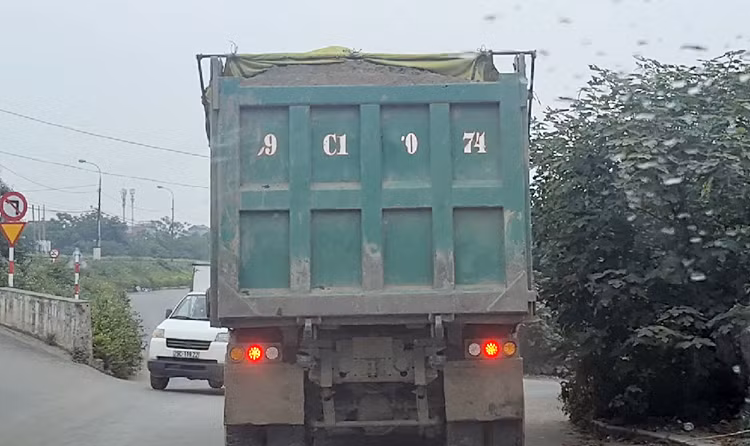 Di chuyển quãng đường khoảng 300m trên đường đê Nguyễn Khoái (tính từ cửa hàng xăng dầu Việt Vương), những chiếc xe siêu trường, siêu trọng, có biểu hiện quá tải rẽ vào một đường nhánh, để chuẩn bị đi cầu Thanh Trì.