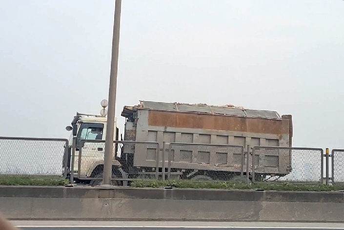 Nhiều xe chở cát “có ngọn”, che chắn không kỹ nên di chuyển đến đâu làm cát bay tới đó.