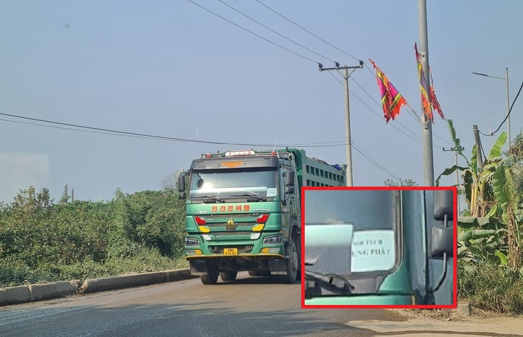 Ghi nhận của PV Báo Tri thức và Cuộc sống sáng ngày 9/4, tại khu vực người dân phản ánh xuất hiện nhiều xe tải gắn logo “Hưng Phát”, chở cát từ bãi tập kết ở cửa khẩu lối ra Đền Thiên Vương Thịnh (xã Đông Dư, Gia Lâm) có dấu hiệu quá khổ, quá tải rầm rộ đua nhau “băm nát” đê sông Hồng, chạy ra phía đường song hành, hướng về một công trình lớn đang thi công trên địa bàn huyện Gia Lâm.