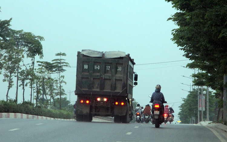 Ha Noi: “Binh doan” xe tai gan logo Hung Phat coi noi thanh thung ngay nghi, toi chay?-Hinh-6