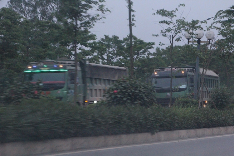 Ha Noi: “Binh doan” xe tai gan logo Hung Phat coi noi thanh thung ngay nghi, toi chay?-Hinh-5