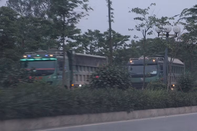 Ha Noi: “Binh doan” xe tai gan logo Hung Phat coi noi thanh thung ngay nghi, toi chay?-Hinh-5