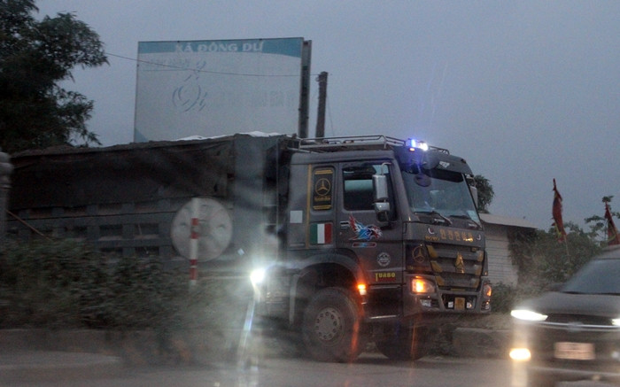 Ha Noi: “Binh doan” xe tai gan logo Hung Phat coi noi thanh thung ngay nghi, toi chay?-Hinh-2