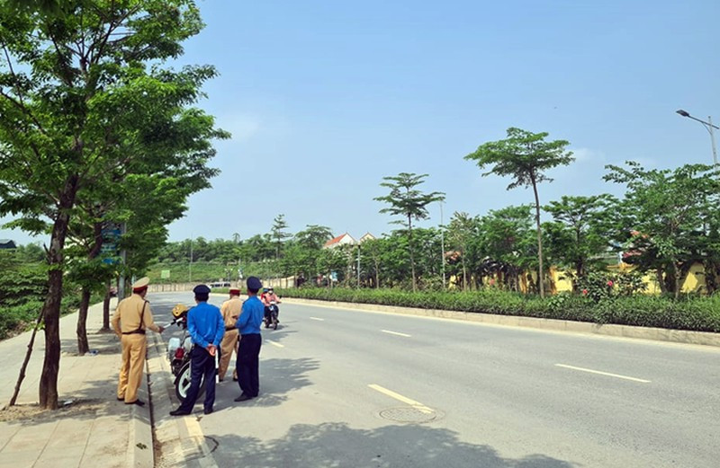 Ha Noi: “Binh doan” xe tai gan logo Hung Phat coi noi thanh thung ngay nghi, toi chay?