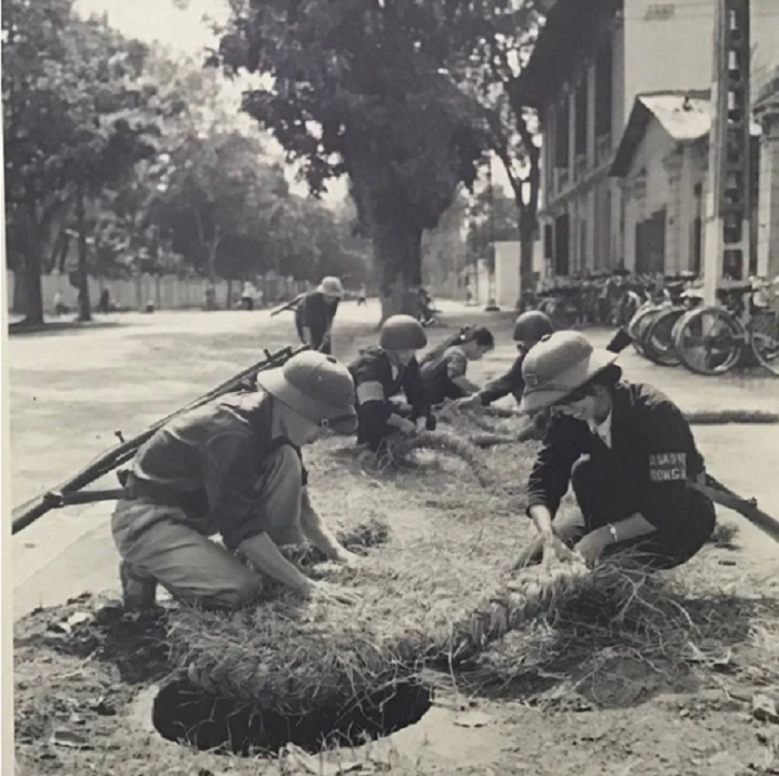 Sau khi thực dân Pháp bị đánh đuổi, tòa nhà được sử dụng làm Nhà máy Thiết bị Bưu điện (Postef). Bức ảnh tư liệu của TTXVN ghi lại khoảnh khắc lịch sử vào tháng 5/1975, khi các chiến sĩ tự vệ Nhà máy Thiết bị Bưu điện đang khẩn trương tu sửa nắp hầm trú ẩn.