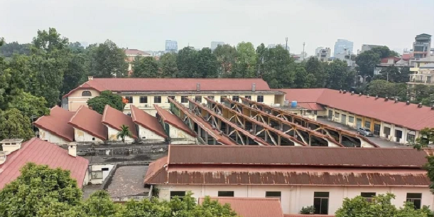 Khu đất rộng 9.078 m2, bao gồm 4 dãy nhà 2 tầng mái ngói, đây là công trình nhà máy cũ được xây dựng từ năm 1925 vào thời Pháp thuộc trên nền cũ của pháo đài góc Tây Nam thành Hà Nội thời Nguyễn. Dãy nhà mang những nét đặc trưng của thế kỷ 20. (Ảnh: Tao Van Nguyen).