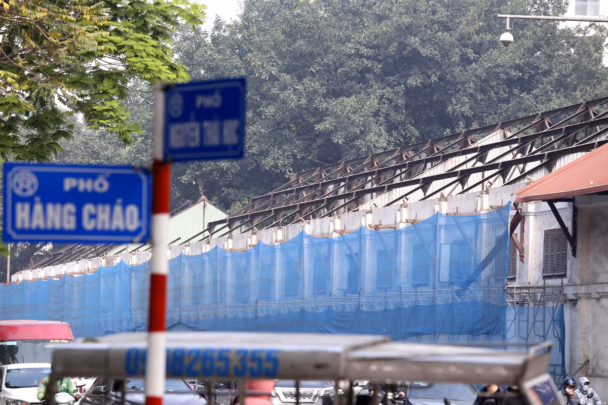 Tuy nhiên, chỉ ít năm sau, trong cơn sốt chuyển đổi nhà máy, xí nghiệp thành đất thương mại, Postef đã quyết định mang khu đất 61 Trần Phú đi góp vốn triển khai dự án bất động sản. Đối tác được lựa chọn là Công ty CP Liên Việt Holdings và Công ty CP Him Lam. (Ảnh: Báo Giao thông).