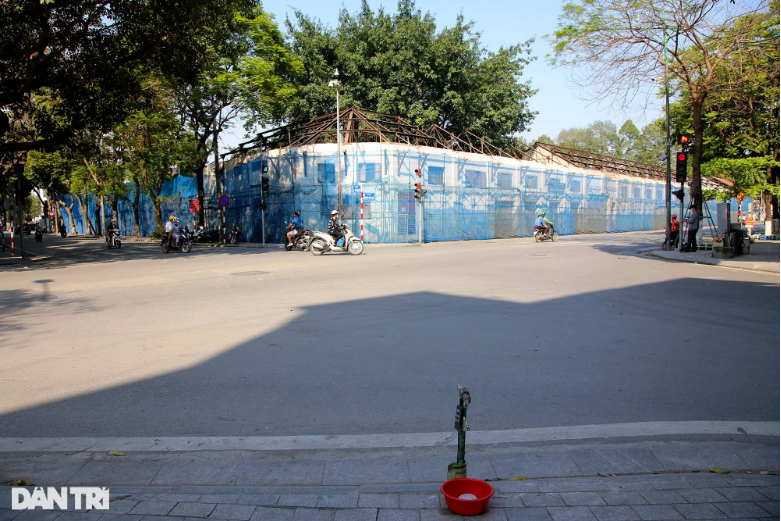 Cũng trong ngày 6/4, Bộ Xây dựng có văn bản gửi UBND TP Hà Nội đề nghị tạm dừng thi công, rà soát về các chỉ tiêu quy hoạch, phương án kiến trúc công trình tại số 61 Trần Phú. (Ảnh: Dân Trí).