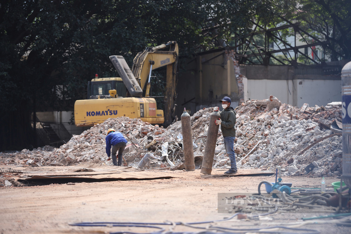 Kiến trúc cao ốc 11 tầng sắp được xây dựng tại vị trí này đang gây nhiều tranh cãi và dấy nên lo ngại cho bộ phần lớn người dân Thủ đô. (Ảnh: Dân Việt).