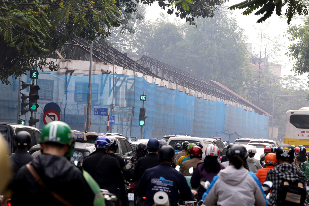 Trước sự việc, ngày 6/4, Bí thư Thành ủy Đinh Tiến Dũng đã chỉ đạo “nóng”, yêu cầu Ban cán sự đảng UBND thành phố chỉ đạo UBND thành phố, các sở, ngành của thành phố Hà Nội yêu cầu chủ đầu tư tạm dừng thi công công trình tại số 61 Trần Phú; đồng thời, tổ chức kiểm tra quy trình, thủ tục triển khai dự án nêu trên. Kết quả thực hiện yêu cầu này phải được báo cáo về Thường trực Thành ủy trước ngày 8/4/2022. (Ảnh: Báo Giao thông).