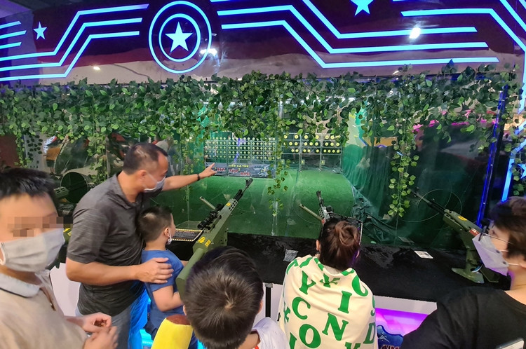 Từ vị trí bắn đến mục tiêu khoảng hơn 10m. Nếu khách hàng tham gia bắn súng sẽ được chia ra 2 bên; trong đó 1 bên là bắn trải nghiệm và 1 bên bắn có giải thưởng. Trò chơi bắn súng đạn nhựa bạo lực này thu hút nhiều khách hàng đủ mọi lứa tuổi, phần lớn là các trẻ nhỏ được chính phụ huynh dạy bắn.