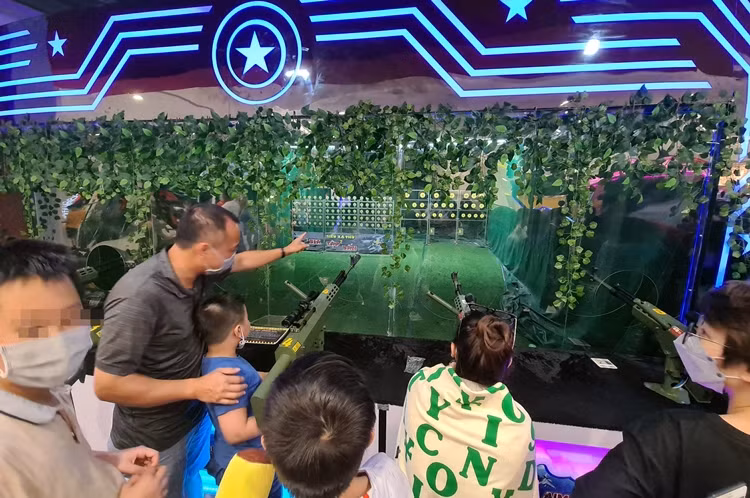 Từ vị trí bắn đến mục tiêu khoảng hơn 10m. Nếu khách hàng tham gia bắn súng sẽ được chia ra 2 bên; trong đó 1 bên là bắn trải nghiệm và 1 bên bắn có giải thưởng. Trò chơi bắn súng đạn nhựa bạo lực này thu hút nhiều khách hàng đủ mọi lứa tuổi, phần lớn là các trẻ nhỏ được chính phụ huynh dạy bắn.