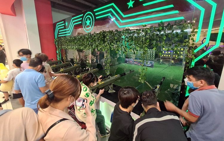 Cả 6 khẩu súng bắn đạn nhựa đều có hình dạng giống súng bắn tỉa quân dụng.