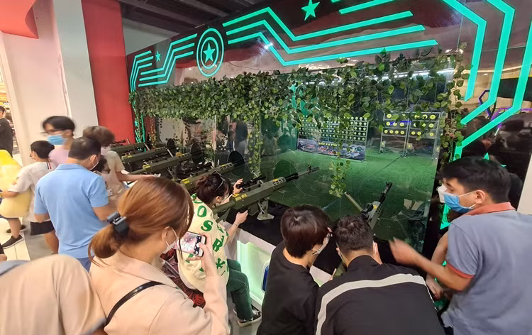 Cả 6 khẩu súng bắn đạn nhựa đều có hình dạng giống súng bắn tỉa quân dụng.