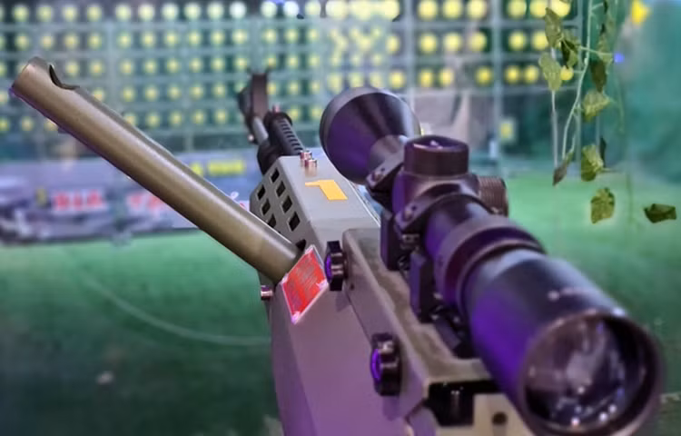 Kính ngắm mục tiêu và một ống dài để cho đạn vào bắn.