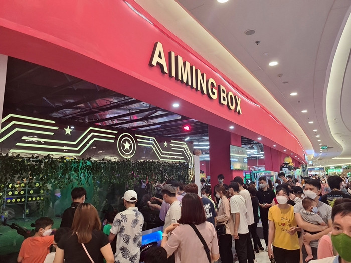 Tại khu vực vui chơi tầng 3 của Trung tâm thương mại Aeon Mall Hà Đông (Hà Nội), ngoài các trò chơi đơn giản, nhẹ nhàng thì nơi này còn bố trí thêm 6 khẩu súng bắn đạn nhựa (ghi nhận ngày 10/4/2022).