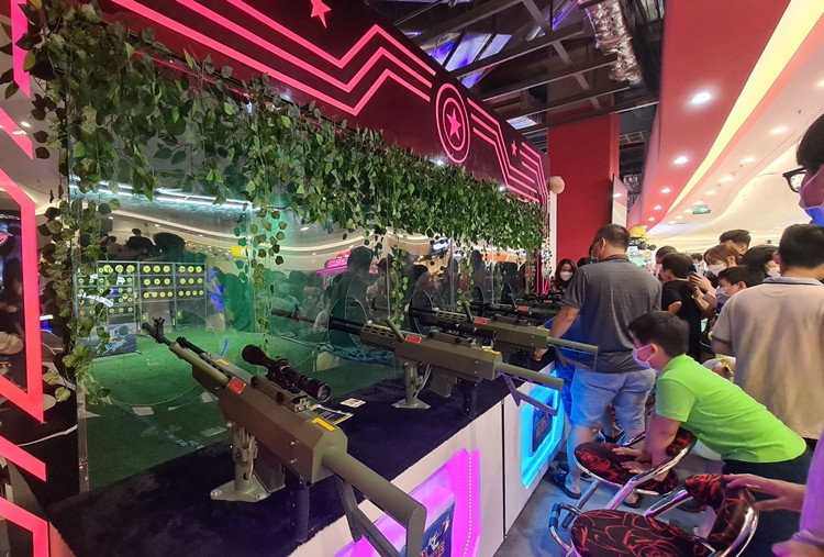 Một số phụ huynh cho rằng, những khẩu súng này quá giống hàng thật, cho trẻ em chơi sẽ vô tình “huấn luyện” trẻ có thể biết cách sử dụng vũ khí, tương lai rất nguy hiểm.